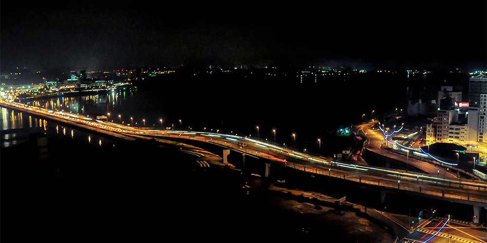 A nightview of the Causeway from Johor Bahru. (Image: Fauziah Shariff, Flickr. Used with a Creative Commons Attribution-NonCommercial 2.0 Generic License. Some modifications made to the original image.)