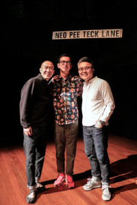 Kim Seng (centre) with actors Gary Tang (left) and Tan Cher Kian (right) beneath the Neo Pee Teck Lane street sign at "The Vault: My Grandather's Road" (2017).